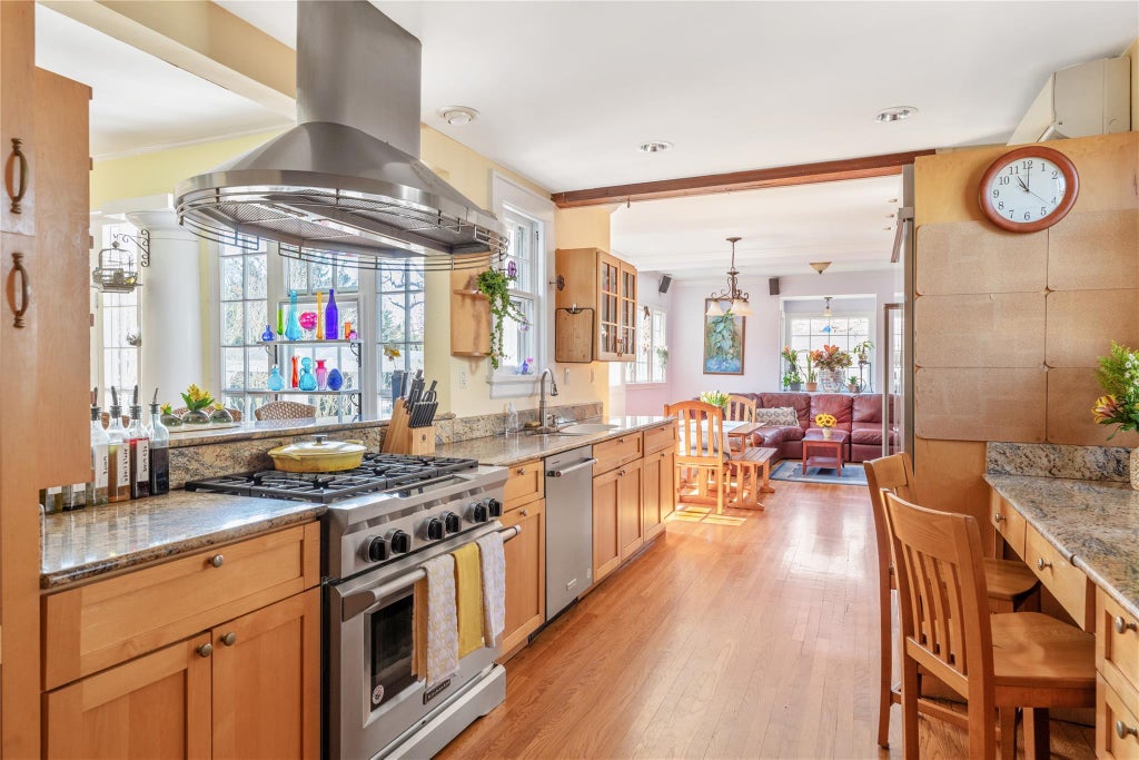 16 of 36 - 147 Windsor Avenue, Brightwaters, NY