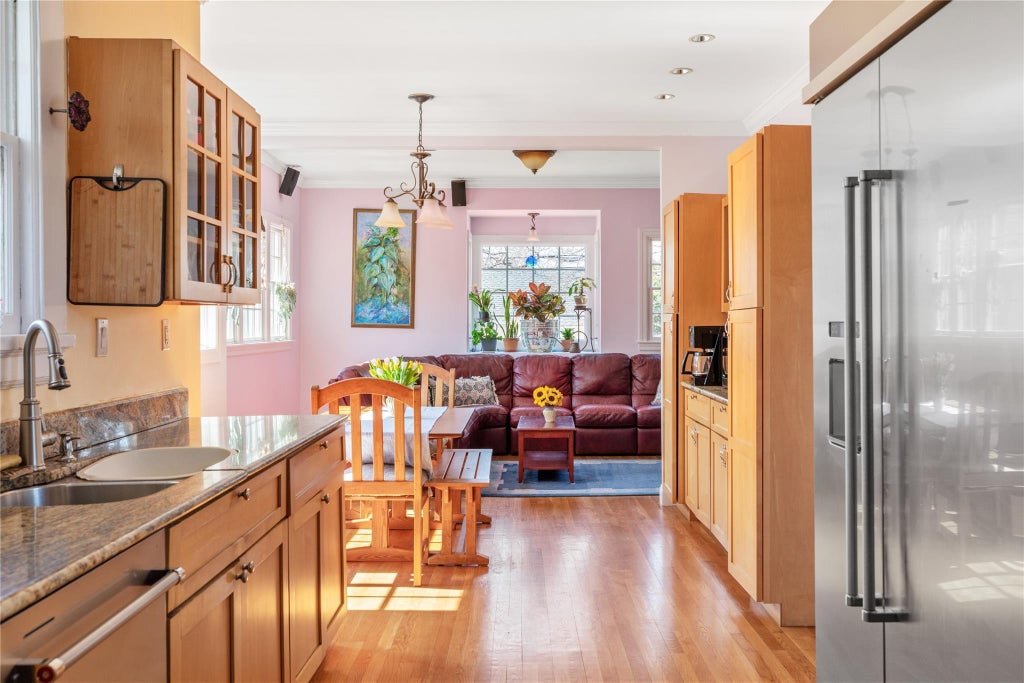 17 of 36 - 147 Windsor Avenue, Brightwaters, NY