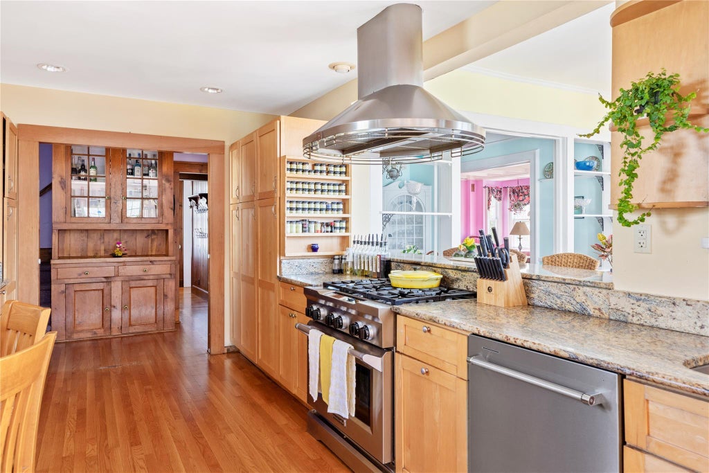 18 of 36 - 147 Windsor Avenue, Brightwaters, NY
