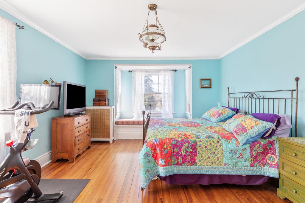 27 of 36 - 147 Windsor Avenue, Brightwaters, NY