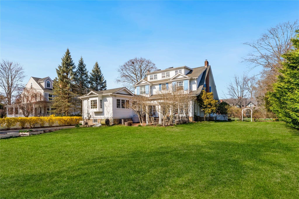 28 of 36 - 147 Windsor Avenue, Brightwaters, NY