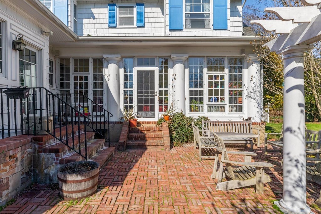 29 of 36 - 147 Windsor Avenue, Brightwaters, NY