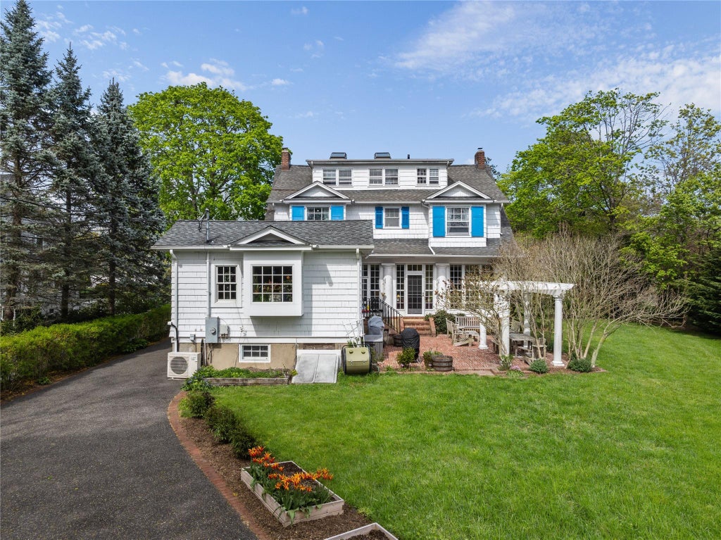 30 of 36 - 147 Windsor Avenue, Brightwaters, NY