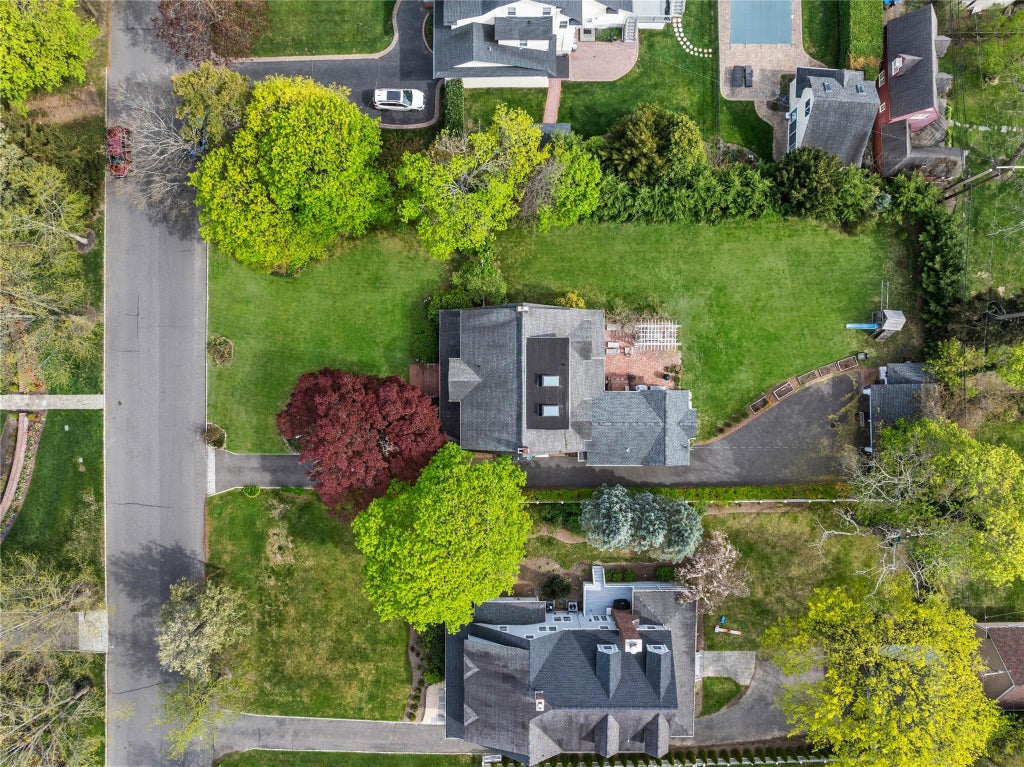 32 of 36 - 147 Windsor Avenue, Brightwaters, NY