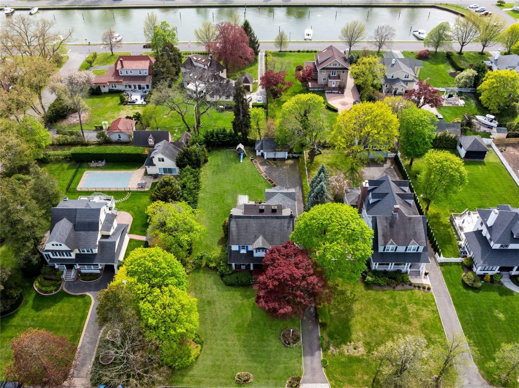 33 of 36 - 147 Windsor Avenue, Brightwaters, NY