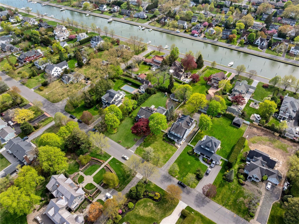 34 of 36 - 147 Windsor Avenue, Brightwaters, NY