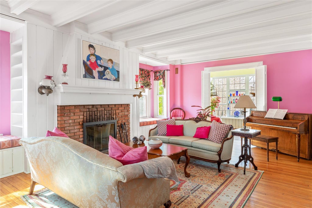 7 of 36 - 147 Windsor Avenue, Brightwaters, NY