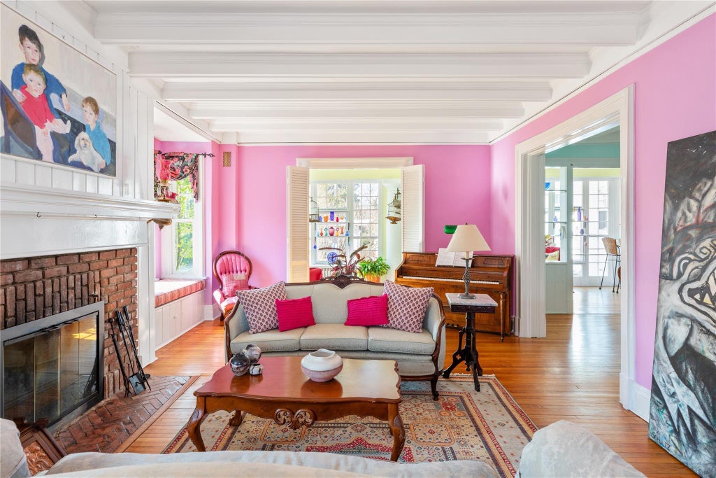 8 of 36 - 147 Windsor Avenue, Brightwaters, NY