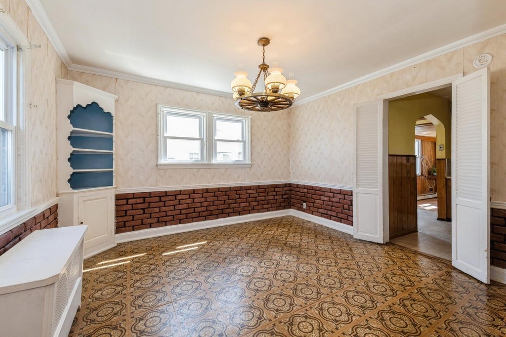 9 of 43 - 379 Rolling St., Malverne, NY