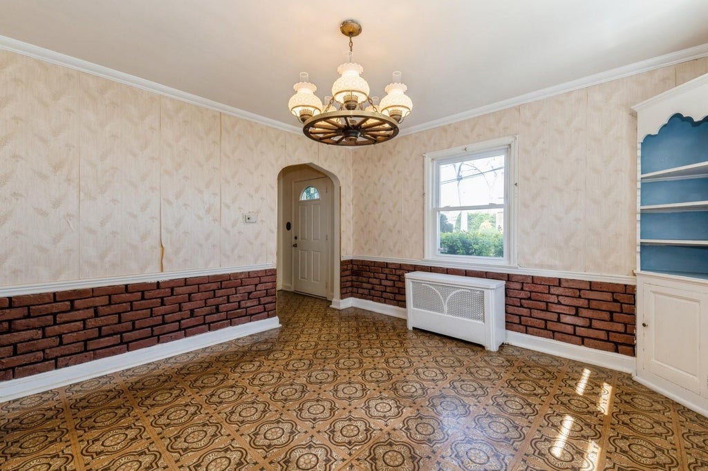 10 of 43 - 379 Rolling St., Malverne, NY