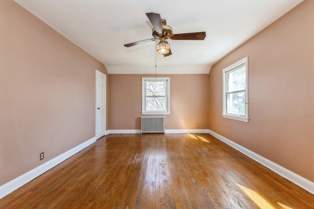 21 of 43 - 379 Rolling St., Malverne, NY