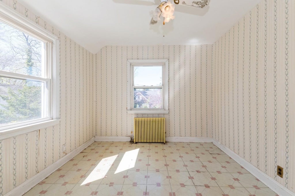 27 of 43 - 379 Rolling St., Malverne, NY