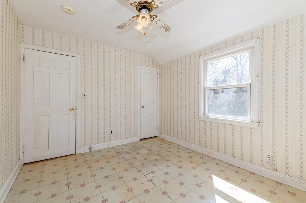 29 of 43 - 379 Rolling St., Malverne, NY