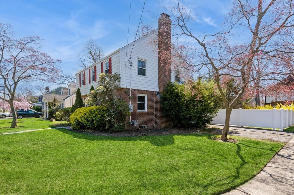34 of 43 - 379 Rolling St., Malverne, NY