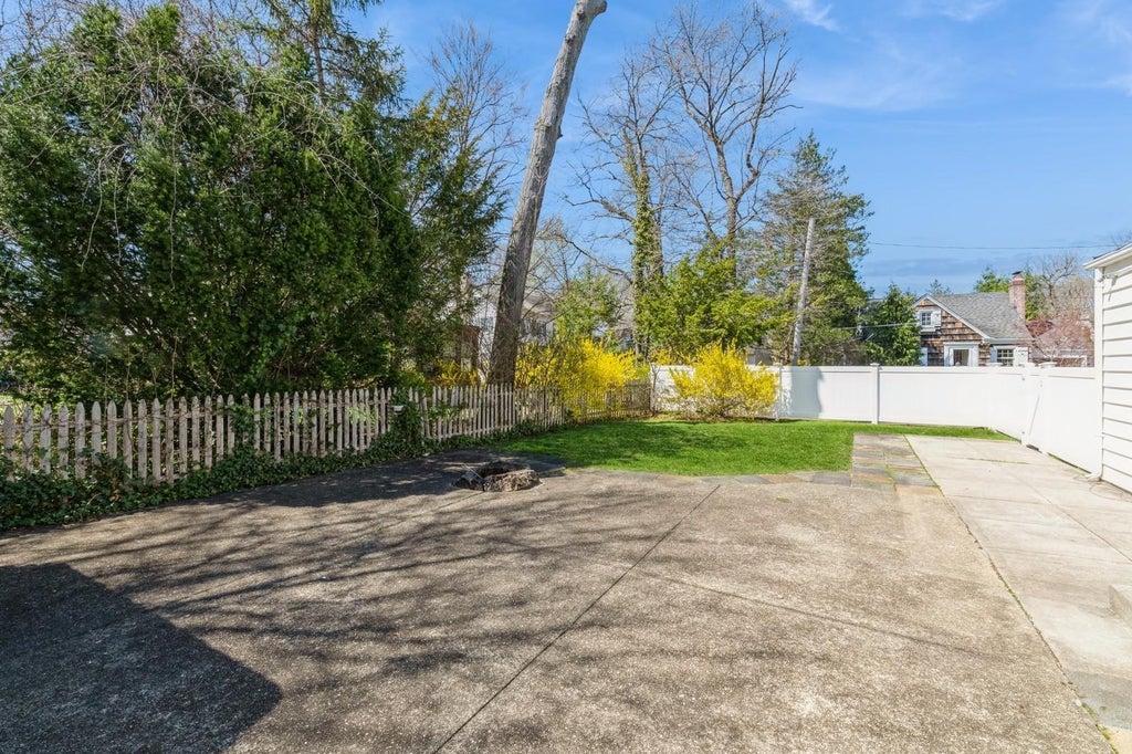 36 of 43 - 379 Rolling St., Malverne, NY