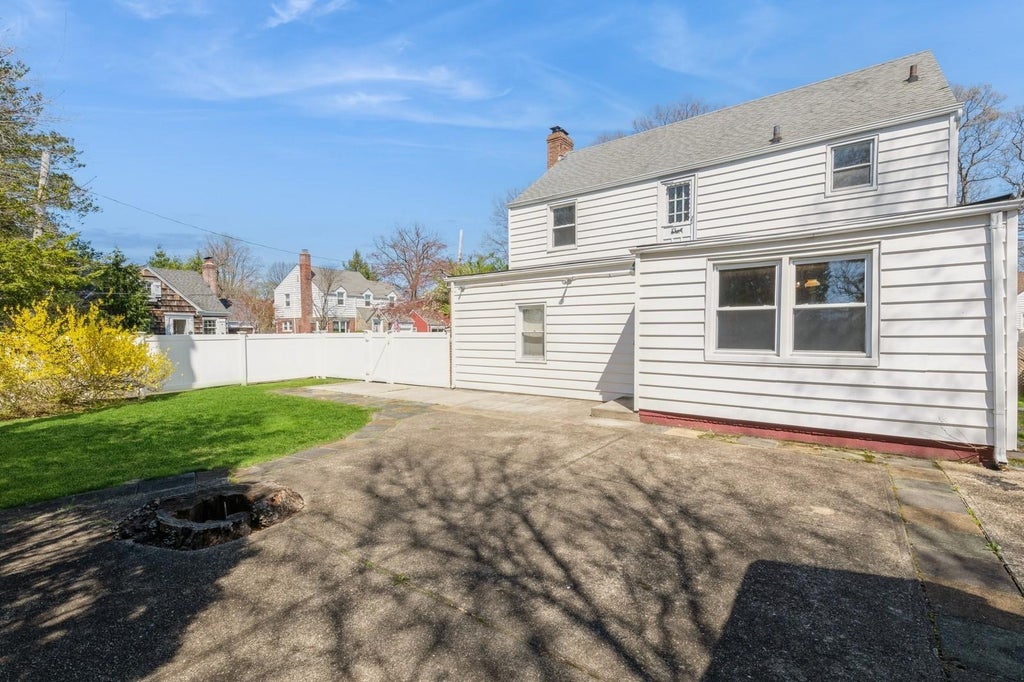 37 of 43 - 379 Rolling St., Malverne, NY