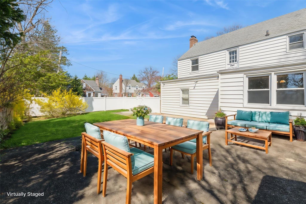 38 of 43 - 379 Rolling St., Malverne, NY