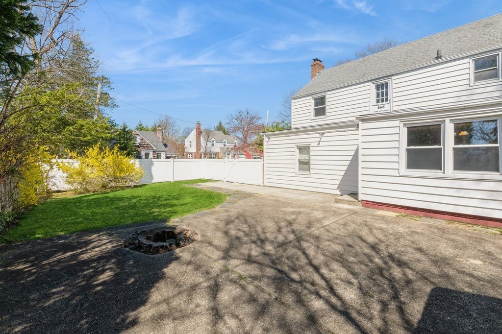 4 of 43 - 379 Rolling St., Malverne, NY