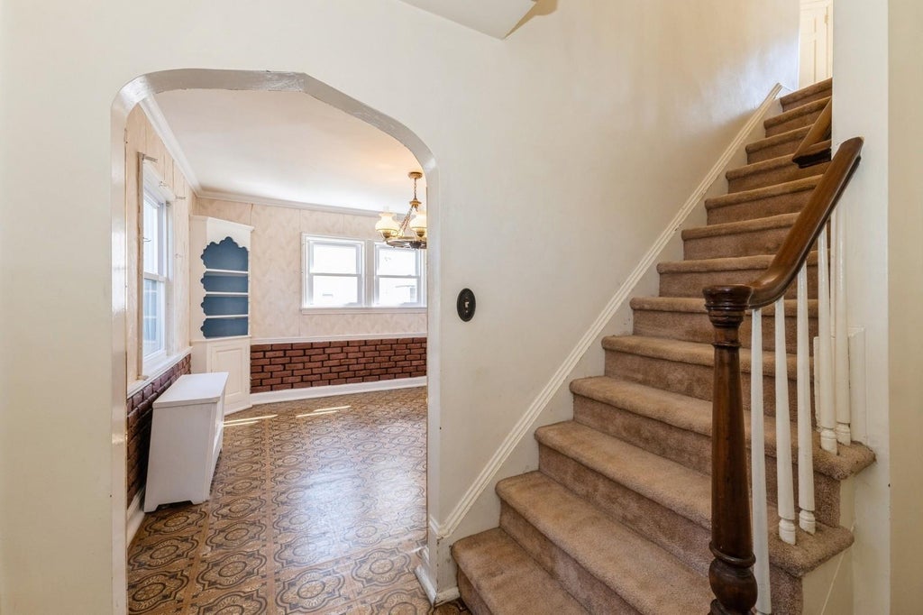5 of 43 - 379 Rolling St., Malverne, NY