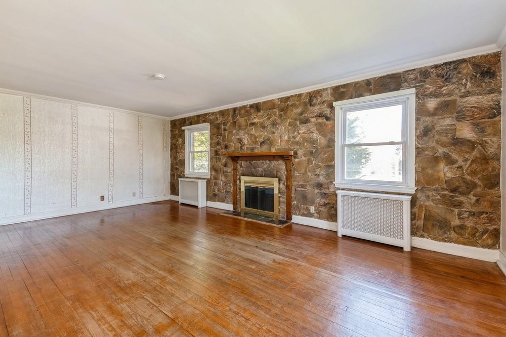 6 of 43 - 379 Rolling St., Malverne, NY
