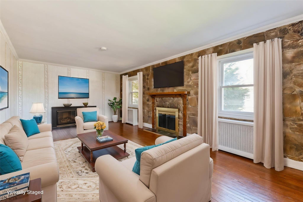 7 of 43 - 379 Rolling St., Malverne, NY