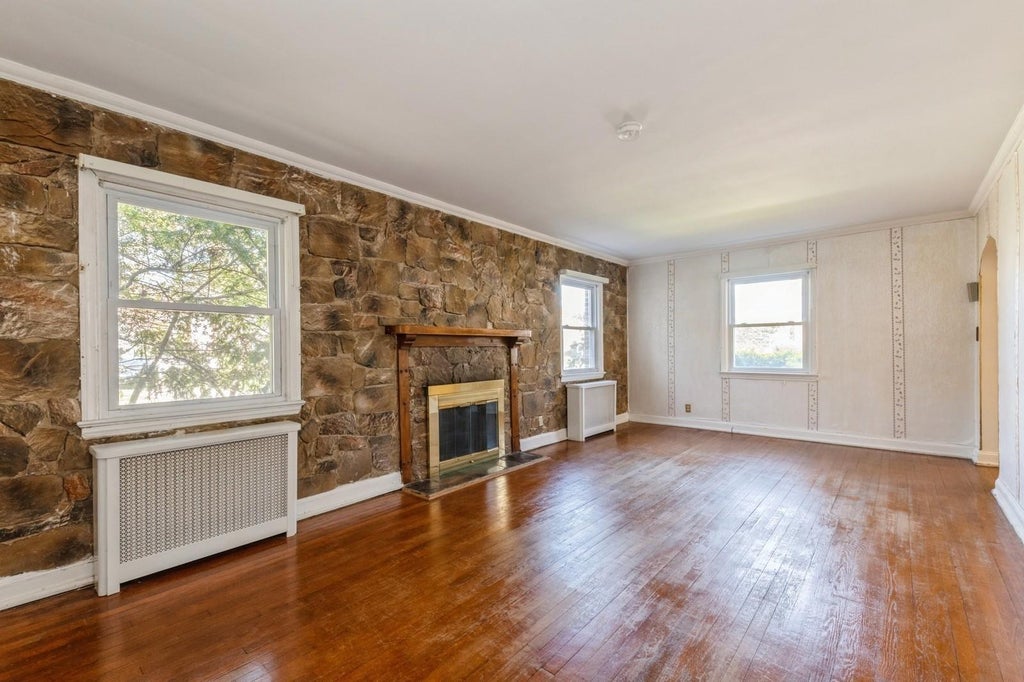 8 of 43 - 379 Rolling St., Malverne, NY