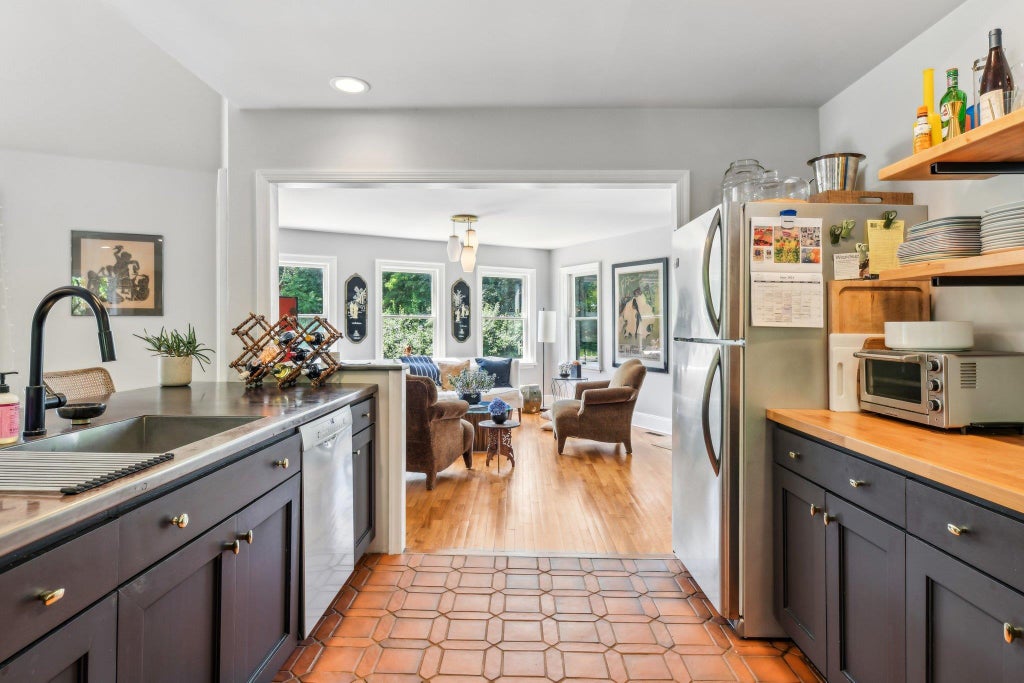 9 of 33 - 17 Oak Meadow Lane, Bellport Village, NY