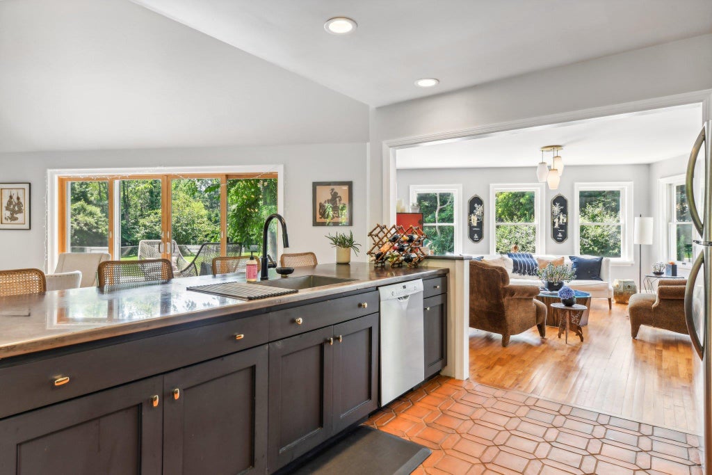 10 of 33 - 17 Oak Meadow Lane, Bellport Village, NY