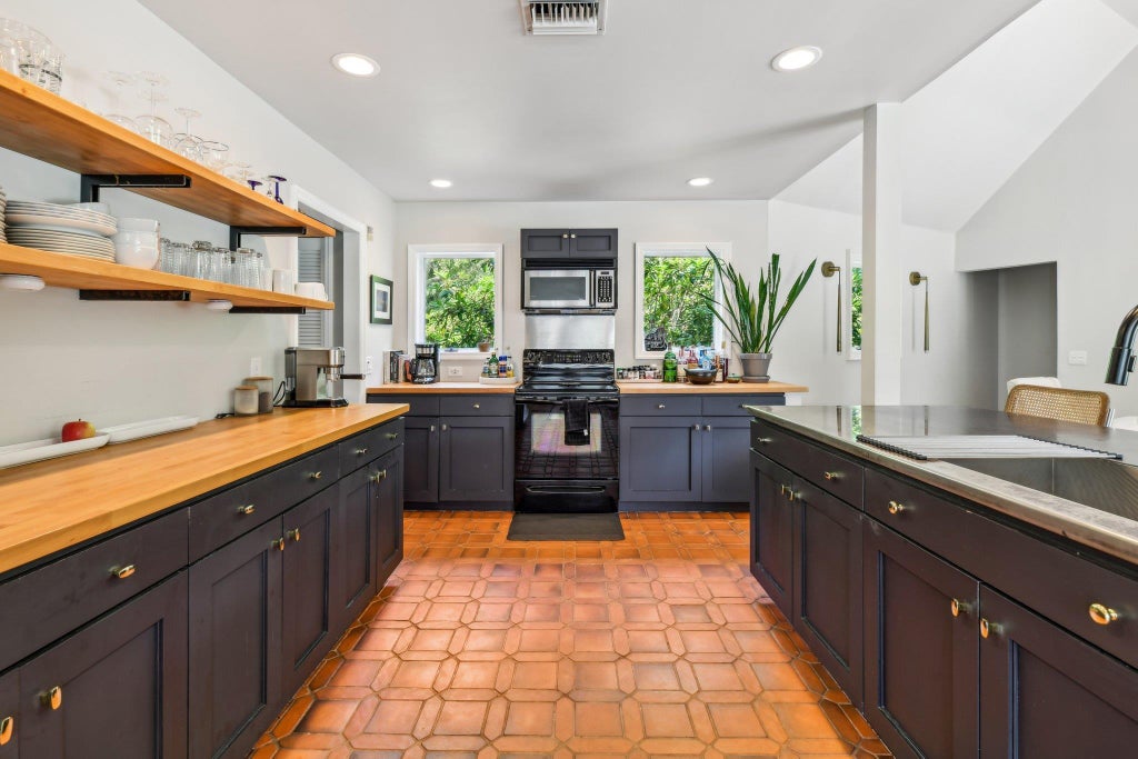 11 of 33 - 17 Oak Meadow Lane, Bellport Village, NY