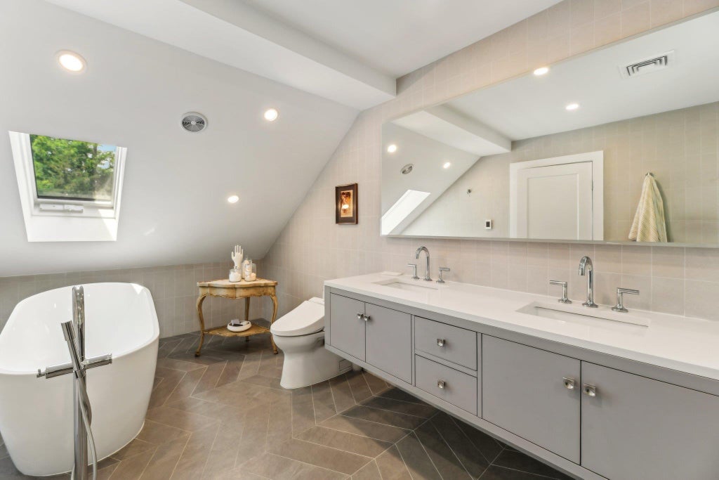 20 of 33 - 17 Oak Meadow Lane, Bellport Village, NY