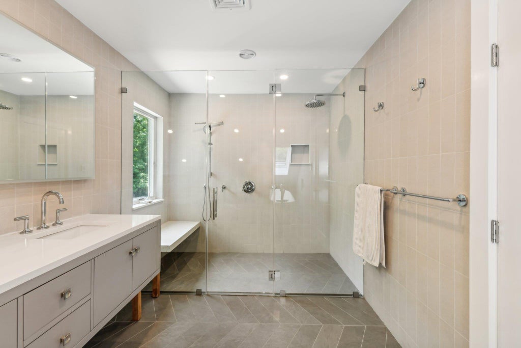 21 of 33 - 17 Oak Meadow Lane, Bellport Village, NY