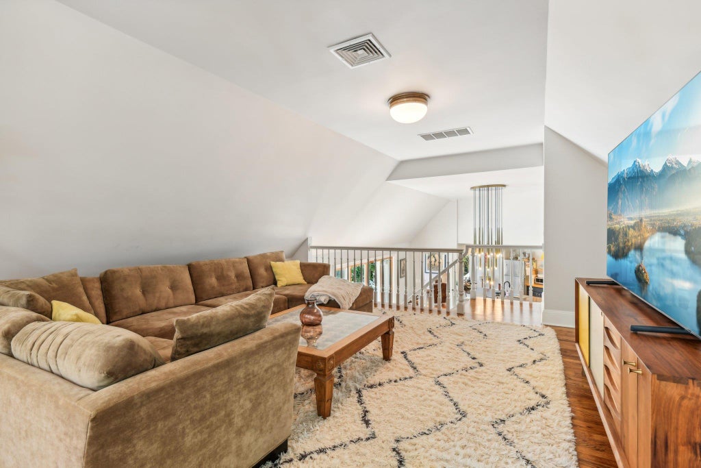 6 of 33 - 17 Oak Meadow Lane, Bellport Village, NY