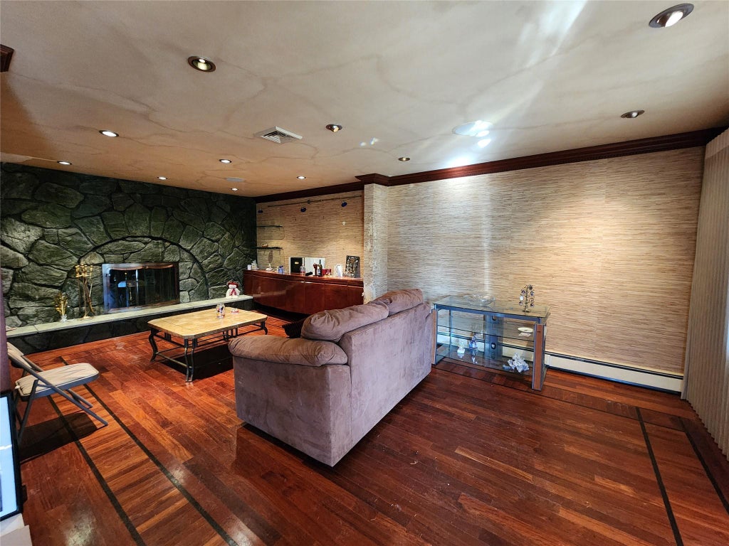 13 of 24 - 1619 Midland Drive, East Meadow, NY