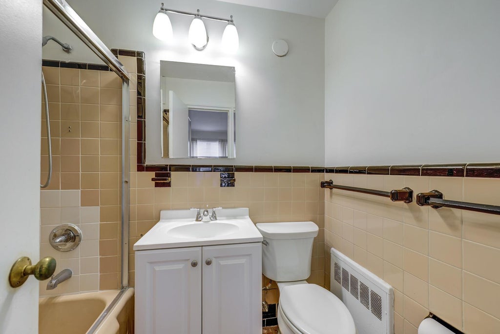 10 of 16 - 366 Stewart Avenue # A8, Garden City, NY