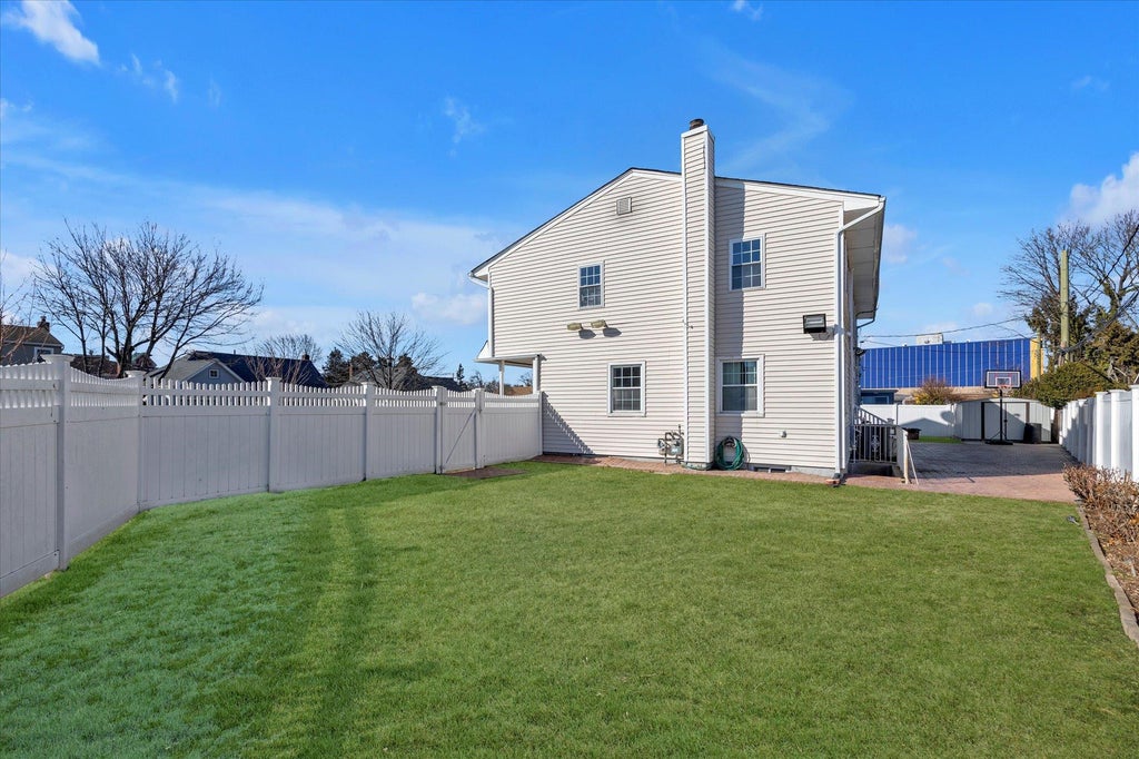 24 of 29 - 69 Lloyd Court, East Meadow, NY