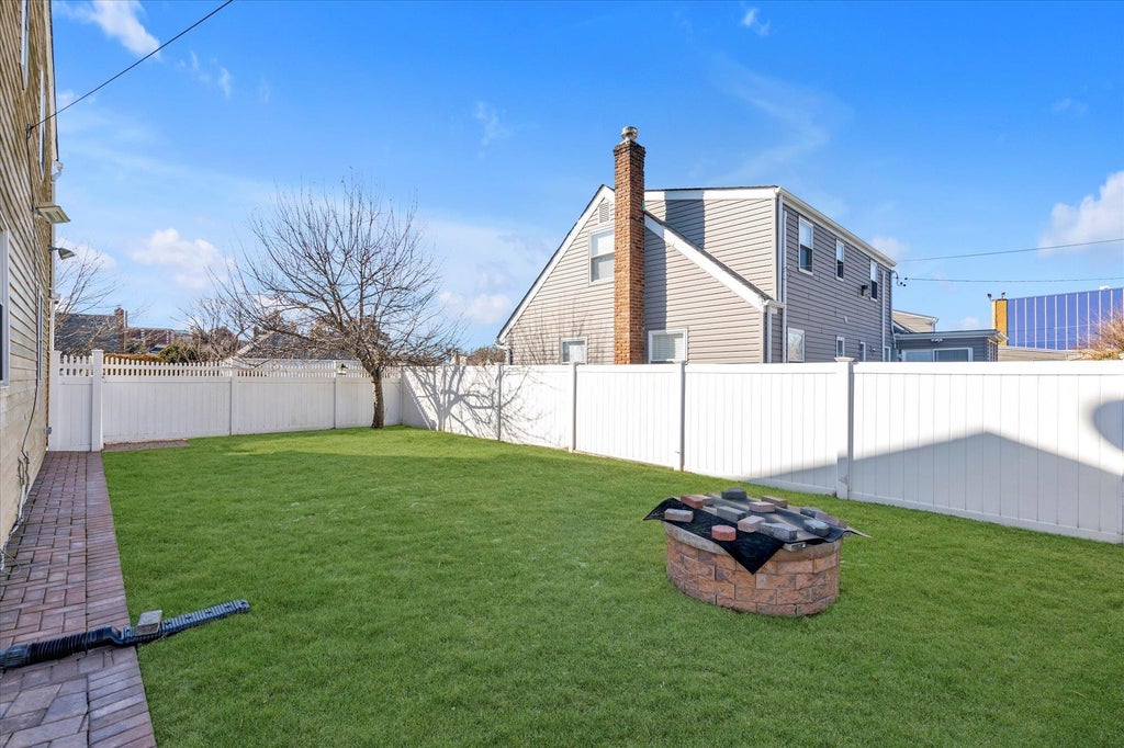 25 of 29 - 69 Lloyd Court, East Meadow, NY
