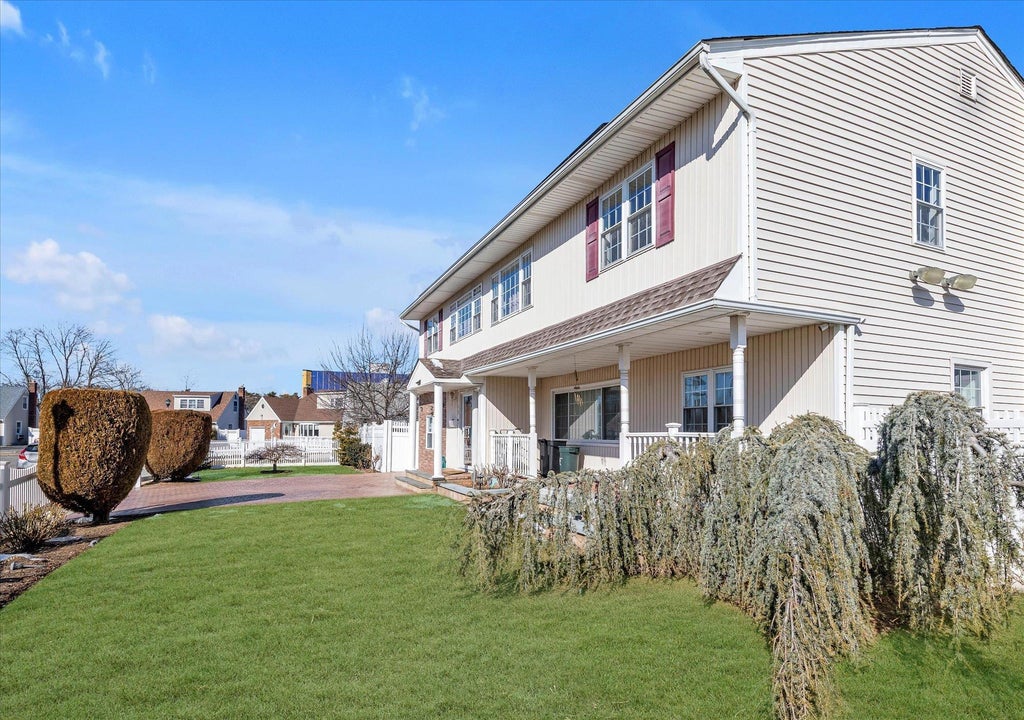27 of 29 - 69 Lloyd Court, East Meadow, NY