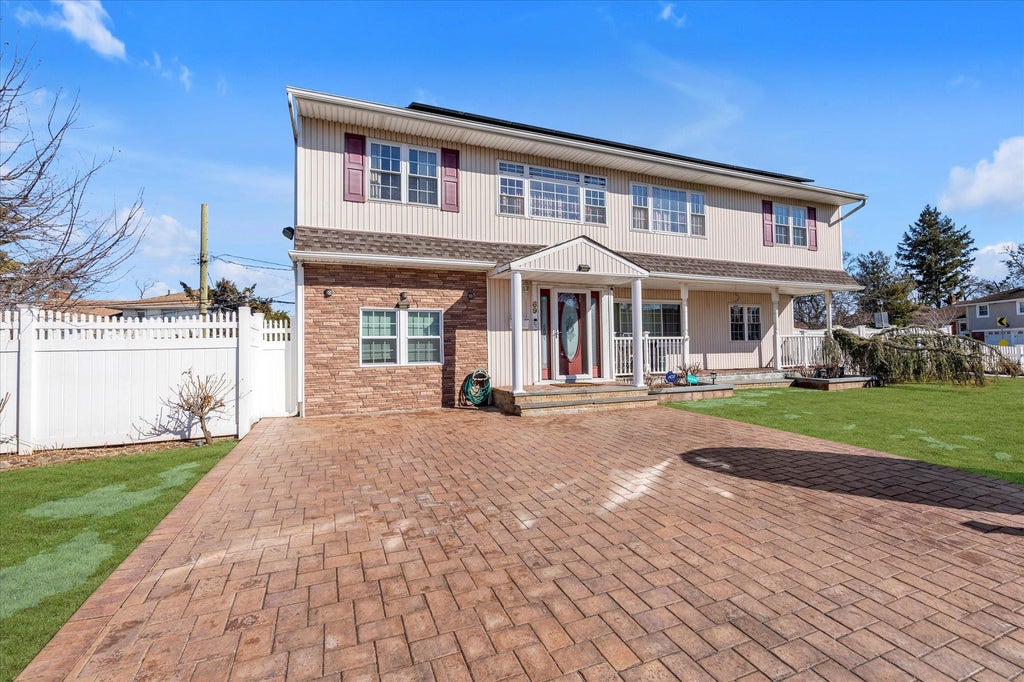 28 of 29 - 69 Lloyd Court, East Meadow, NY