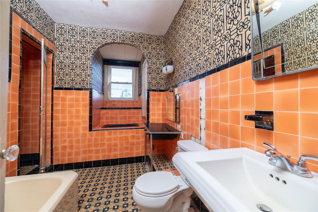 20 of 32 - Undisclosed, Lynbrook, NY
