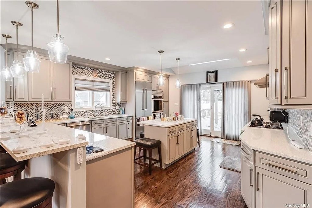 9 of 36 - 2632 Central Avenue, Baldwin, NY