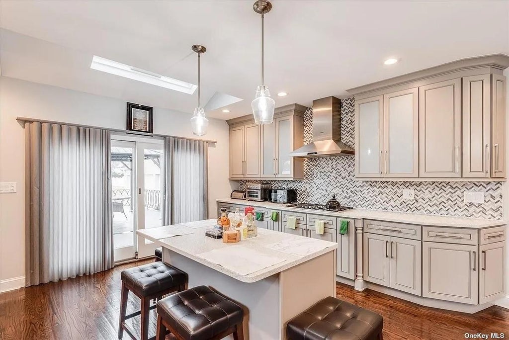 7 of 36 - 2632 Central Avenue, Baldwin, NY