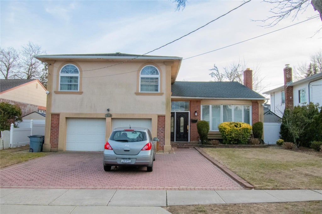 1 of 40 - 752 Bonnie Drive, Baldwin, NY