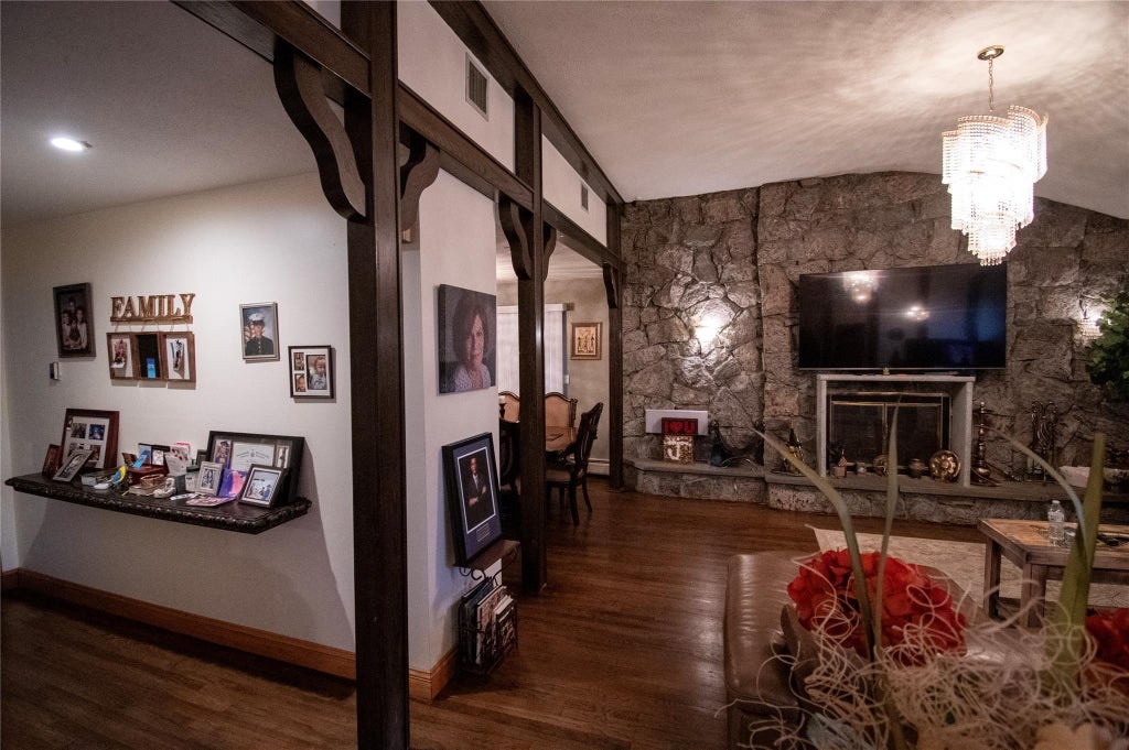 8 of 40 - 752 Bonnie Drive, Baldwin, NY