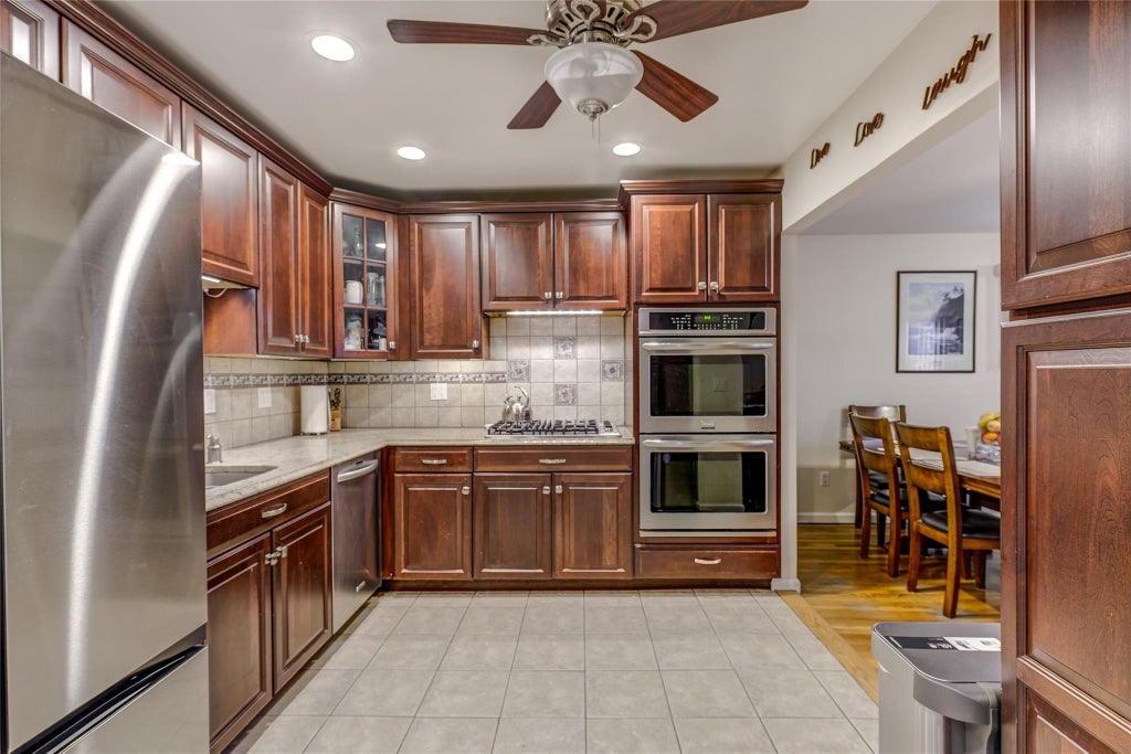 8 of 27 - 27 Rhodes Drive, New Hyde Park, NY