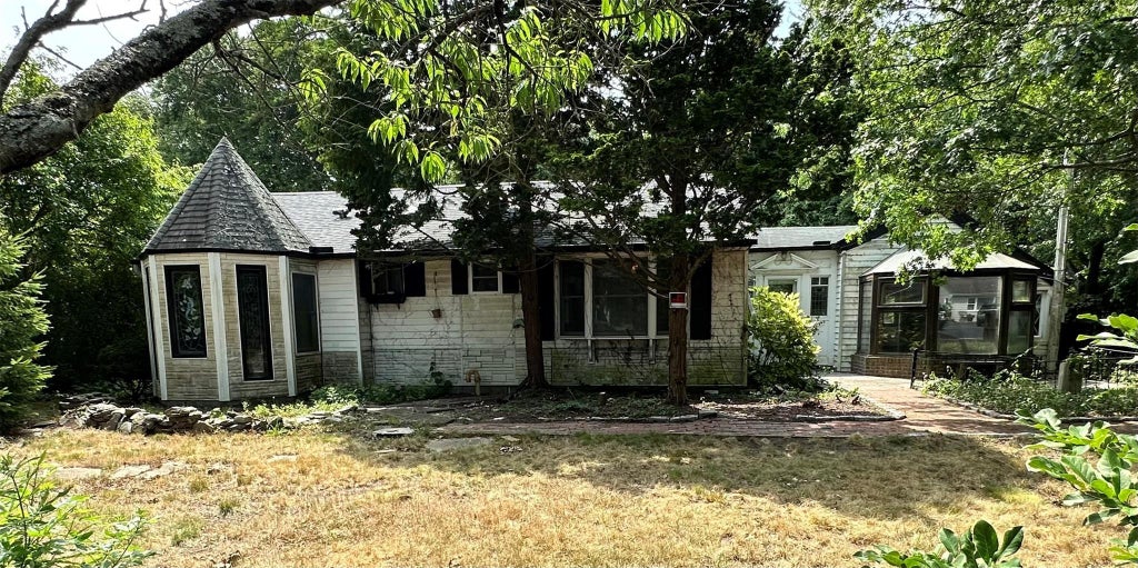 1 of 18 - 282 Vanderbilt Boulevard, Oakdale, NY