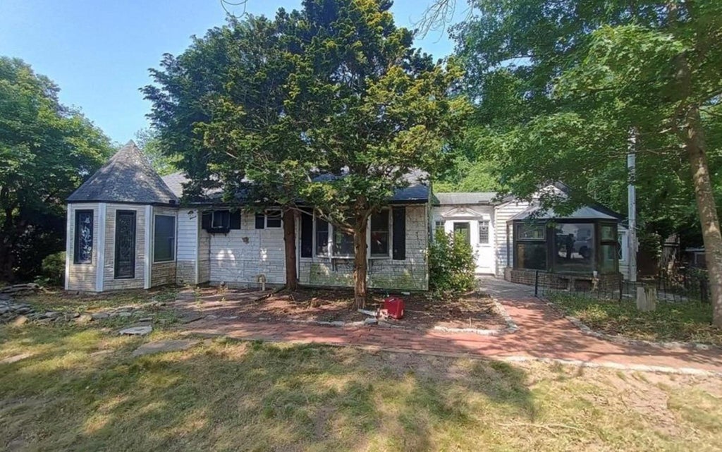 1 of 18 - 282 Vanderbilt Boulevard, Oakdale, NY