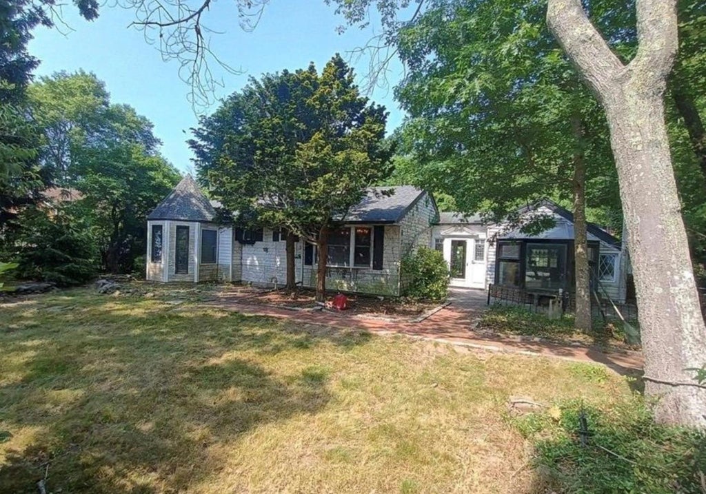 2 of 18 - 282 Vanderbilt Boulevard, Oakdale, NY