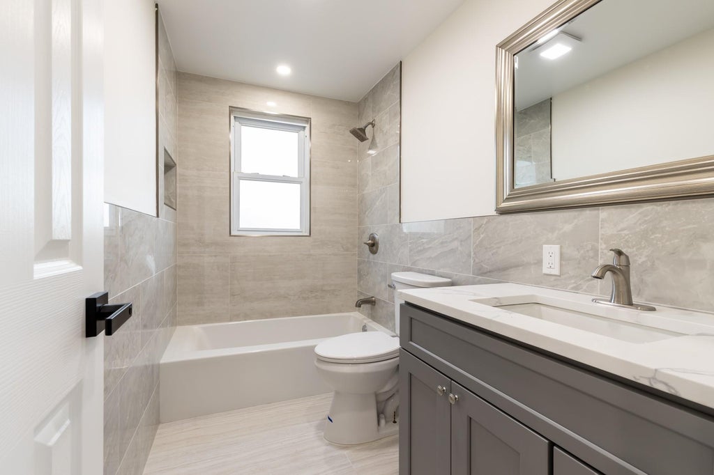 11 of 21 - 916 Barth Drive, Baldwin, NY