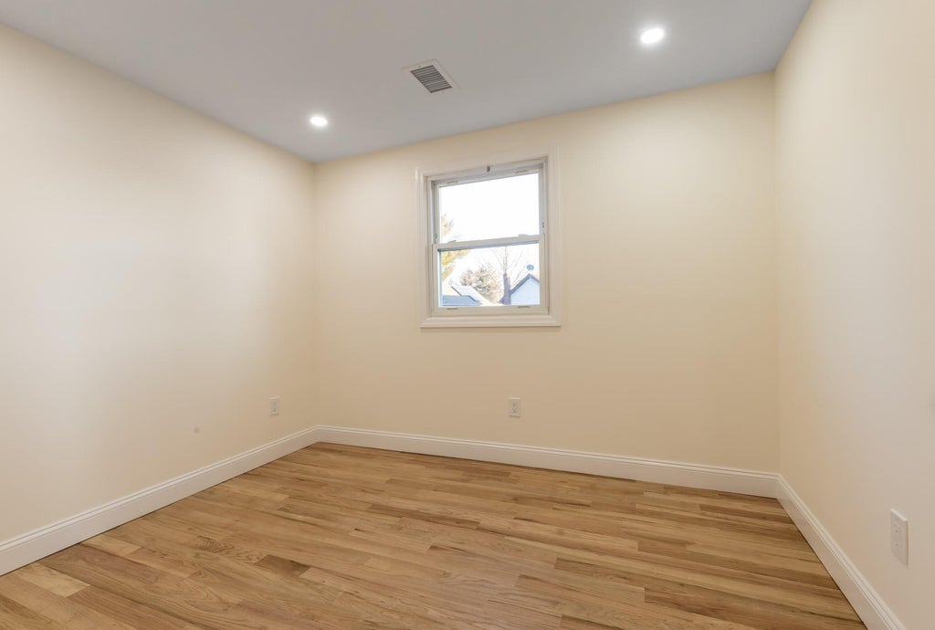 12 of 21 - 916 Barth Drive, Baldwin, NY