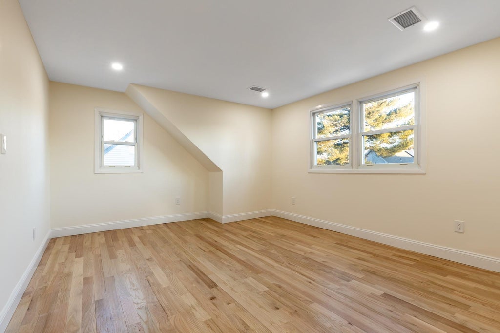 13 of 21 - 916 Barth Drive, Baldwin, NY